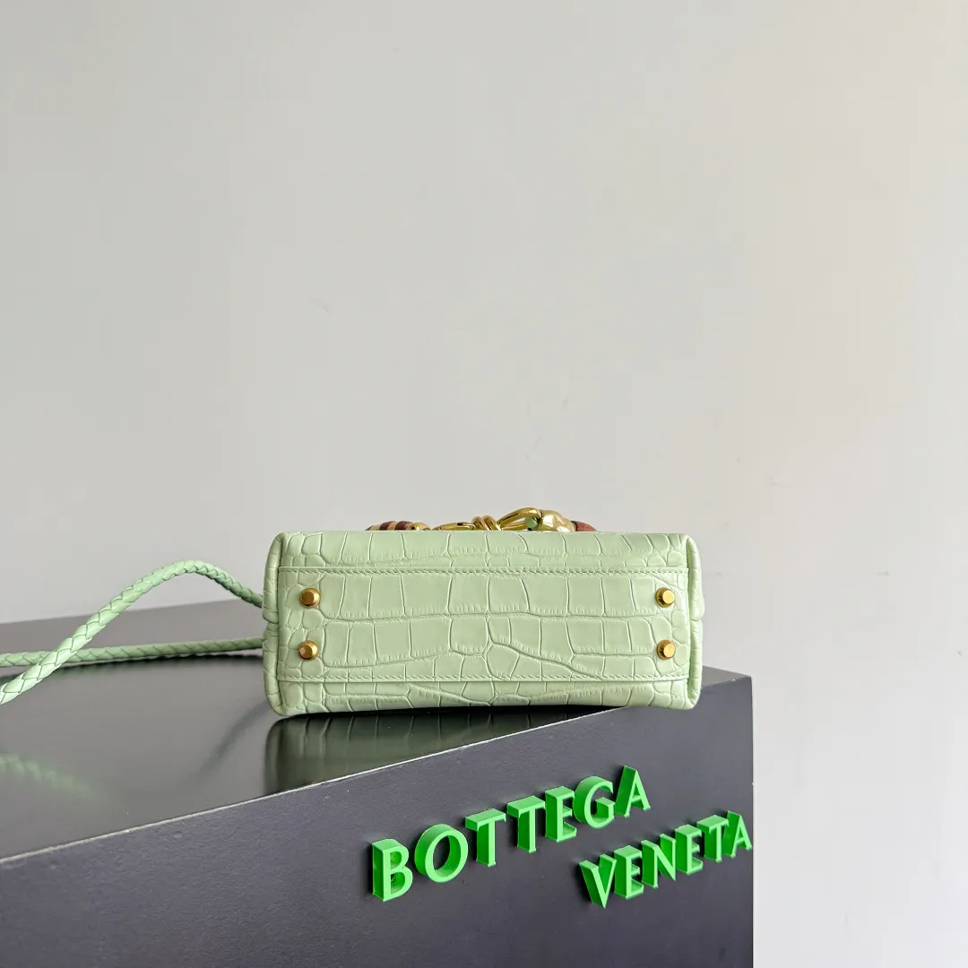 Batch 2880 BOTTEGA VENETA crocodile leather mini andiamo is paired with a four-piece oak hardware set, making the entire bag more layered. As a classic model of the BV family, each innovation brings different surprises to fans. There are three ways to carry it with different makeup. Crocodile skin is called the gold in leather and is famous for its top luxury and rarity. During use, the luster of the crocodile skin will not fade or fade with time. No matter how long it is used, it will still remain new. And because each crocodile skin is different, the effect of each crocodile leather bag is different. Style number: 777614+wood hardware Size: 22*15.5*9cm